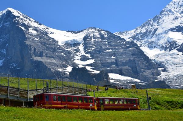 アイガー北壁と登山鉄道